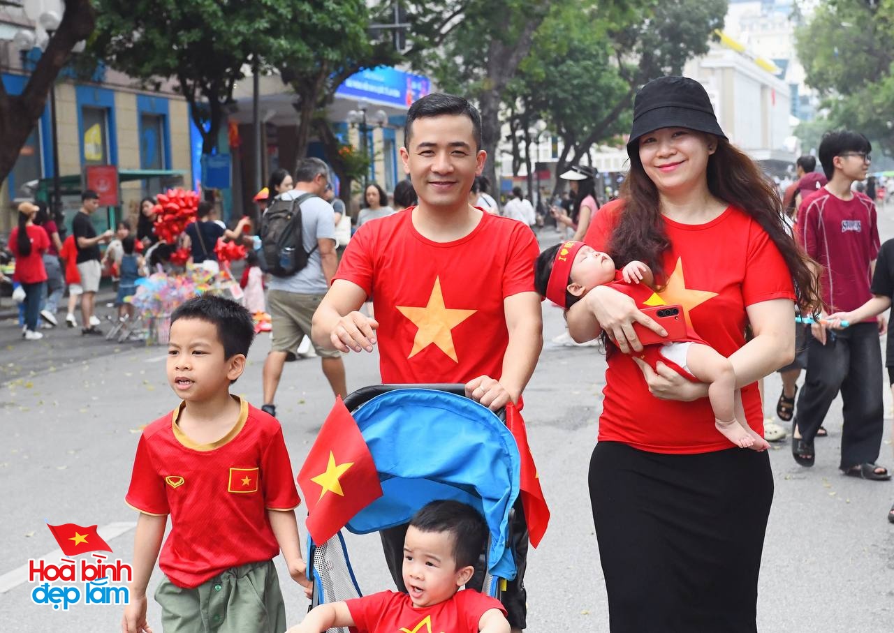 30/4 - Hà Nội, một ngày bình yên và đầy tự hào- Ảnh 2. 30/4 - Hà Nội, một ngày bình yên và đầy tự hào- Ảnh 2.