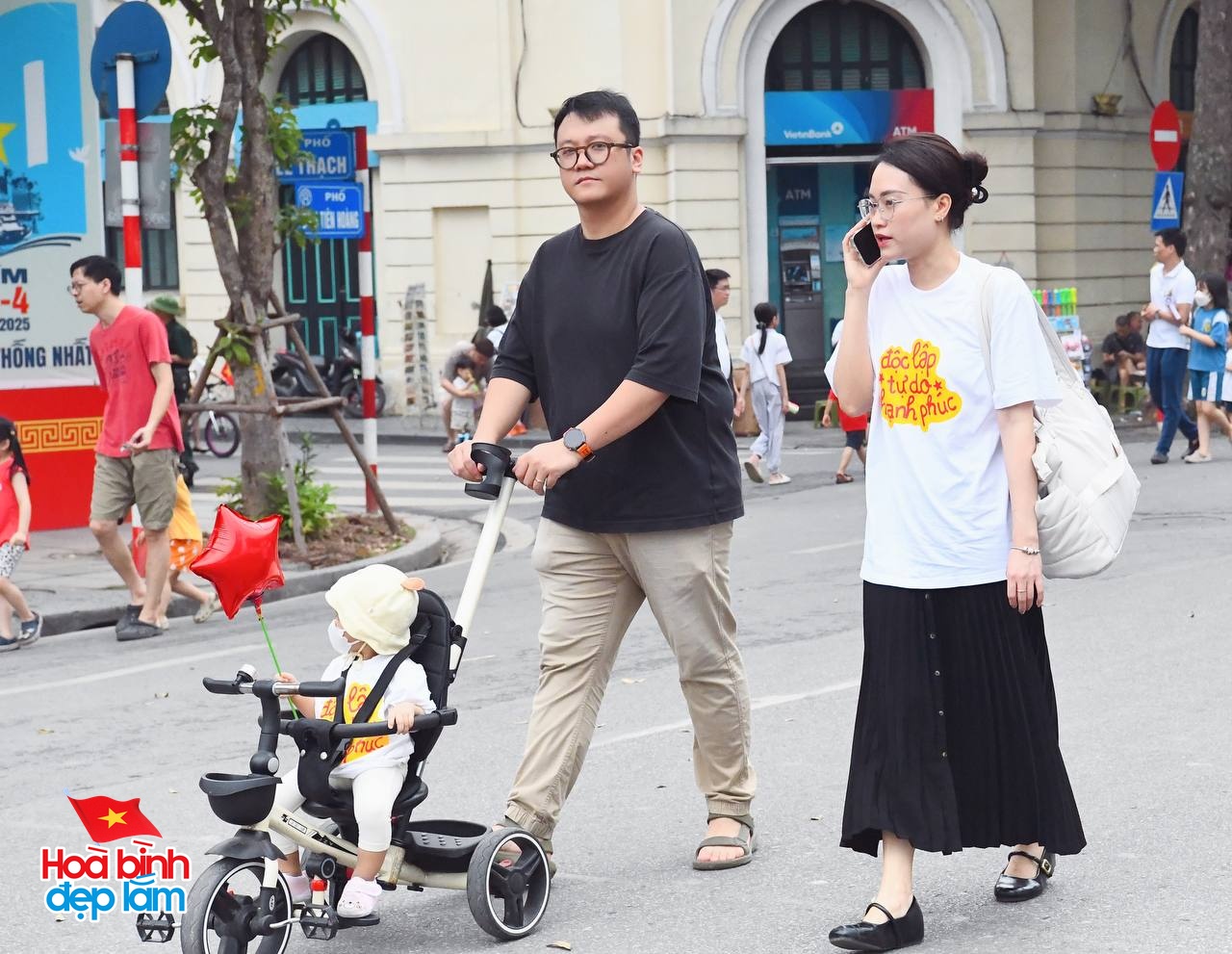 30/4 - Hà Nội, một ngày bình yên và đầy tự hào- Ảnh 20. 30/4 - Hà Nội, một ngày bình yên và đầy tự hào- Ảnh 20.