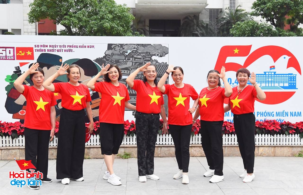 30/4 - Hà Nội, một ngày bình yên và đầy tự hào- Ảnh 25. 30/4 - Hà Nội, một ngày bình yên và đầy tự hào- Ảnh 25.