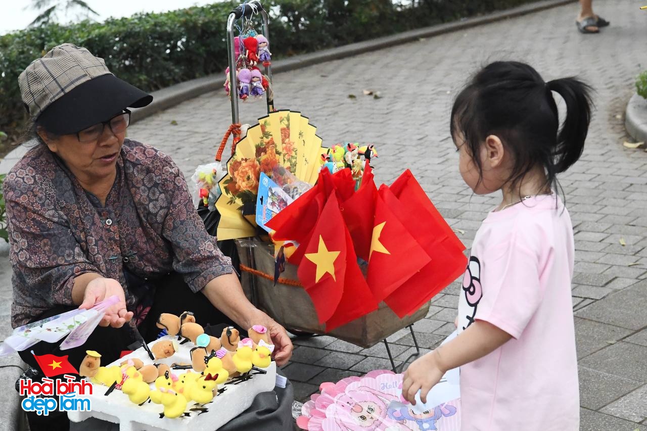 30/4 - Hà Nội, một ngày bình yên và đầy tự hào- Ảnh 18. 30/4 - Hà Nội, một ngày bình yên và đầy tự hào- Ảnh 18.