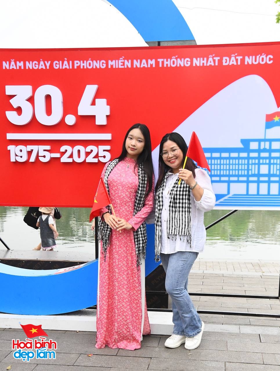 30/4 - Hà Nội, một ngày bình yên và đầy tự hào- Ảnh 22. 30/4 - Hà Nội, một ngày bình yên và đầy tự hào- Ảnh 22.