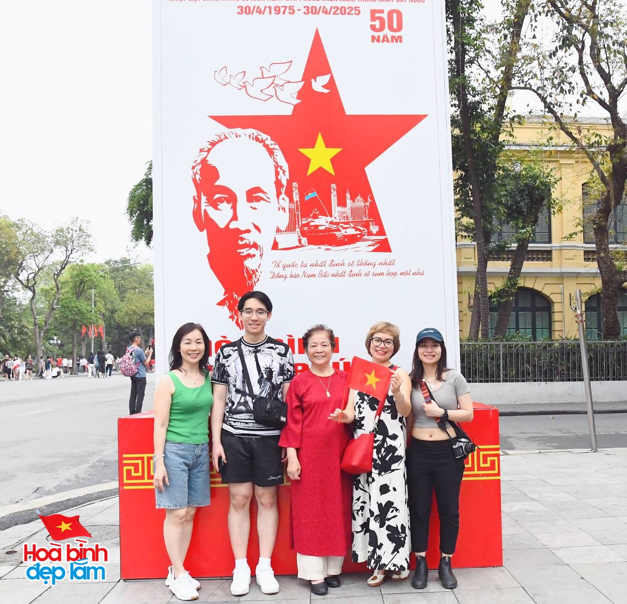 30/4 - Hà Nội, một ngày bình yên và đầy tự hào- Ảnh 24. 30/4 - Hà Nội, một ngày bình yên và đầy tự hào- Ảnh 24.