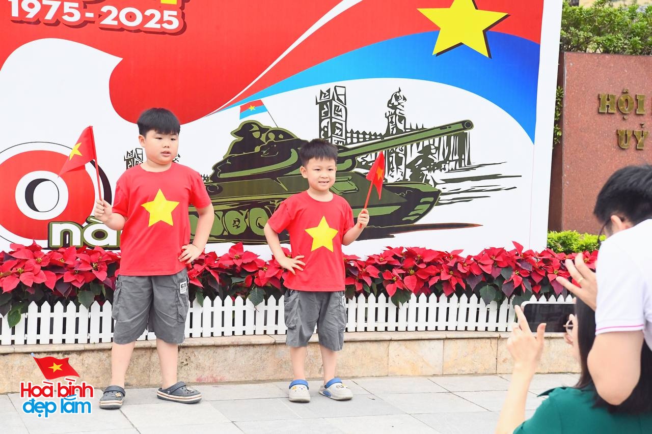 30/4 - Hà Nội, một ngày bình yên và đầy tự hào- Ảnh 16. 30/4 - Hà Nội, một ngày bình yên và đầy tự hào- Ảnh 16.