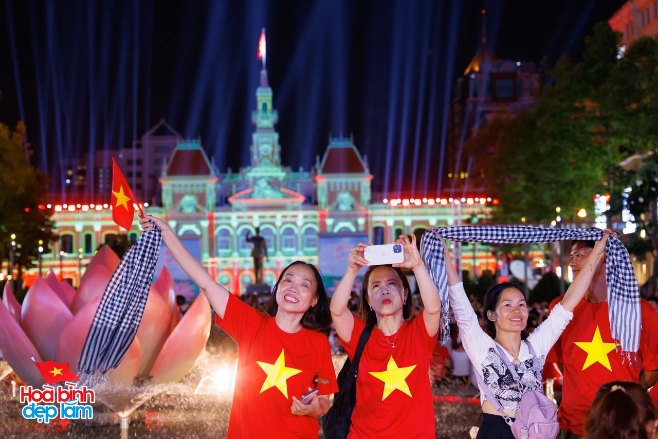 Ngay lúc này: Phố đi bộ Nguyễn Huệ chật kín người chờ xem pháo hoa đêm 30/4- Ảnh 5.