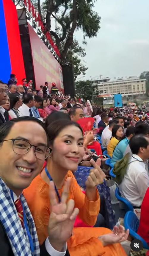 Vợ chồng Tăng Thanh Hà - Louis Nguyễn chia sẻ khoảnh khắc xúc động từ khán đài theo dõi Lễ diễu binh, diễu hành 30/4- Ảnh 1. Vợ chồng Tăng Thanh Hà - Louis Nguyễn chia sẻ khoảnh khắc xúc động từ khán đài theo dõi Lễ diễu binh, diễu hành 30/4- Ảnh 1.