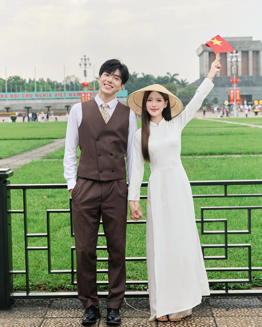 30/4 - Hà Nội, một ngày bình yên và đầy tự hào- Ảnh 7. 30/4 - Hà Nội, một ngày bình yên và đầy tự hào- Ảnh 7.