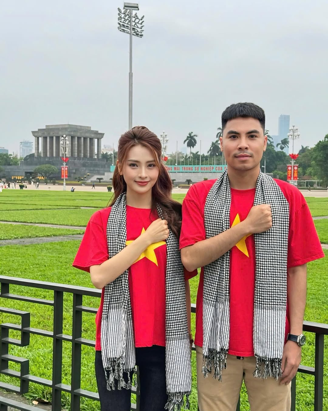 30/4 - Hà Nội, một ngày bình yên và đầy tự hào- Ảnh 13. 30/4 - Hà Nội, một ngày bình yên và đầy tự hào- Ảnh 13.
