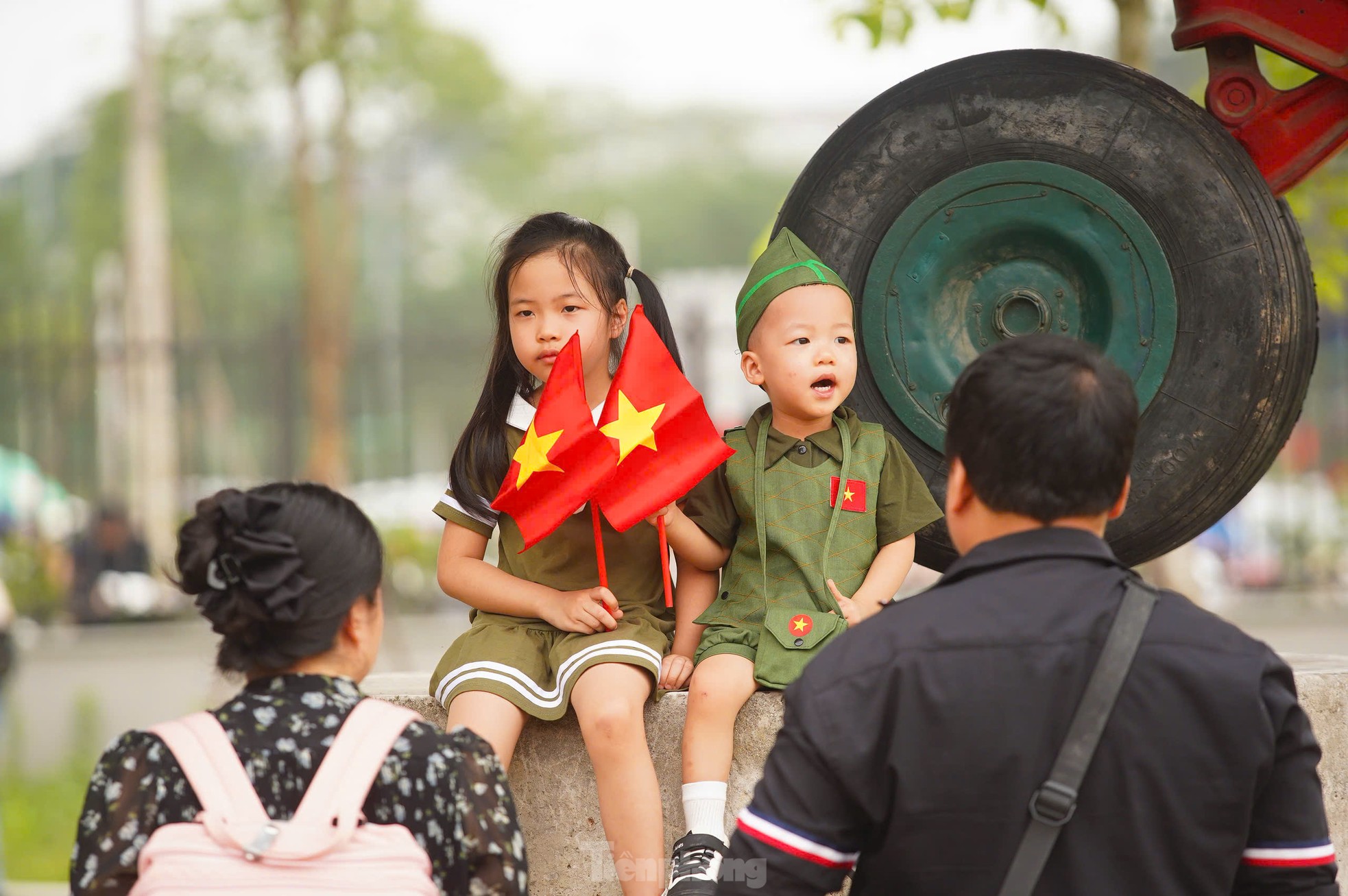 Hàng nghìn người đổ về Bảo tàng Lịch sử Quân sự Việt Nam trong ngày đại lễ 30/4- Ảnh 23. Hàng nghìn người đổ về Bảo tàng Lịch sử Quân sự Việt Nam trong ngày đại lễ 30/4- Ảnh 23.