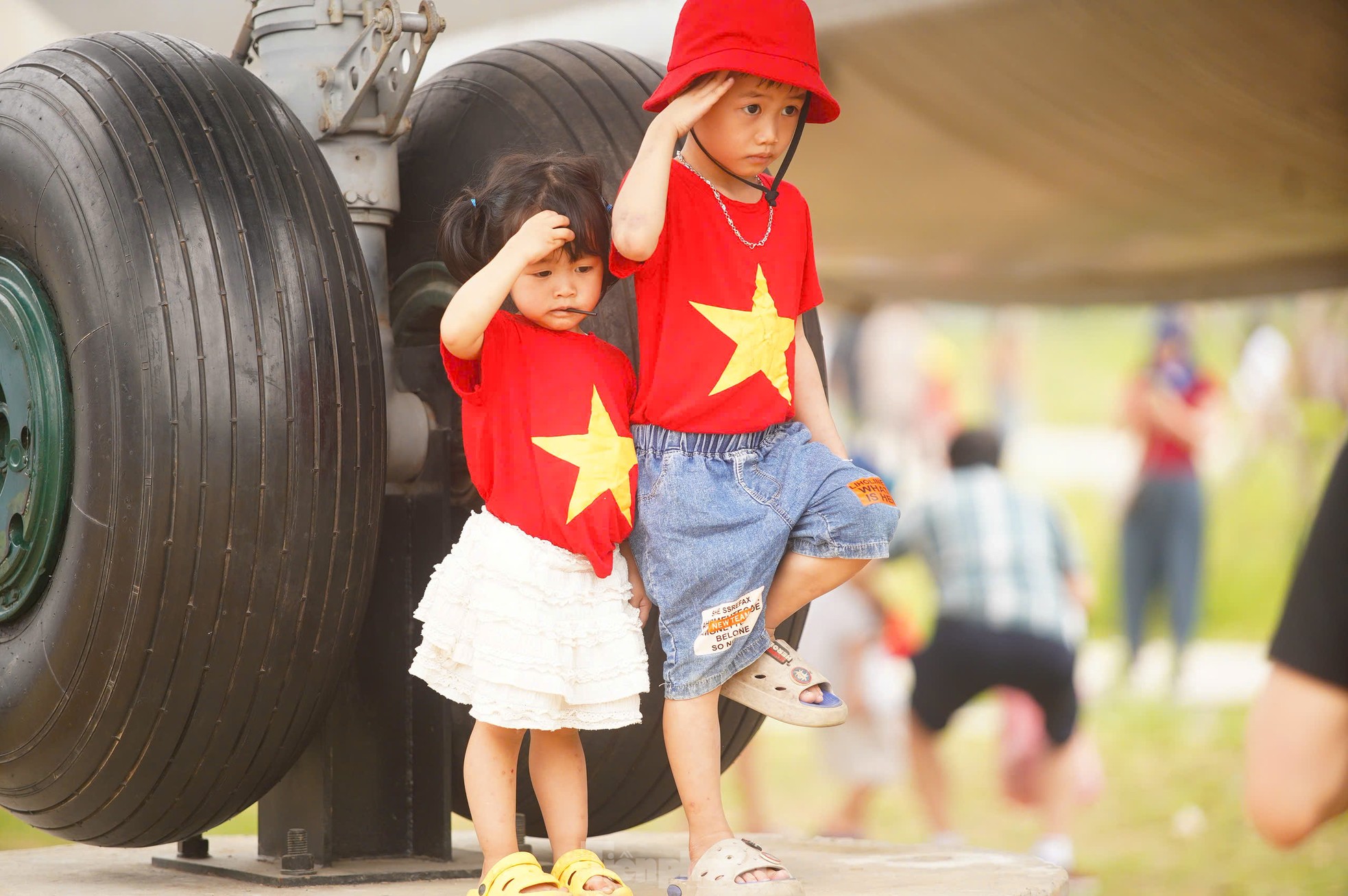 Hàng nghìn người đổ về Bảo tàng Lịch sử Quân sự Việt Nam trong ngày đại lễ 30/4- Ảnh 22. Hàng nghìn người đổ về Bảo tàng Lịch sử Quân sự Việt Nam trong ngày đại lễ 30/4- Ảnh 22.
