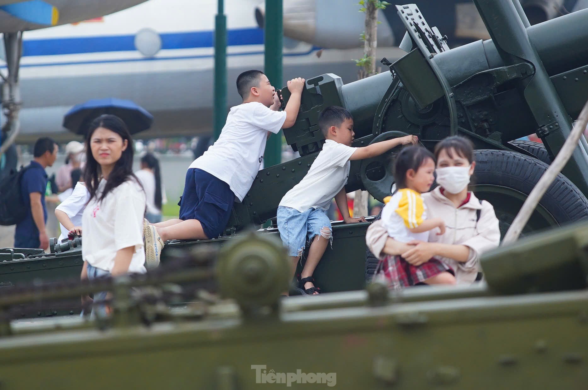 Hàng nghìn người đổ về Bảo tàng Lịch sử Quân sự Việt Nam trong ngày đại lễ 30/4- Ảnh 21. Hàng nghìn người đổ về Bảo tàng Lịch sử Quân sự Việt Nam trong ngày đại lễ 30/4- Ảnh 21.