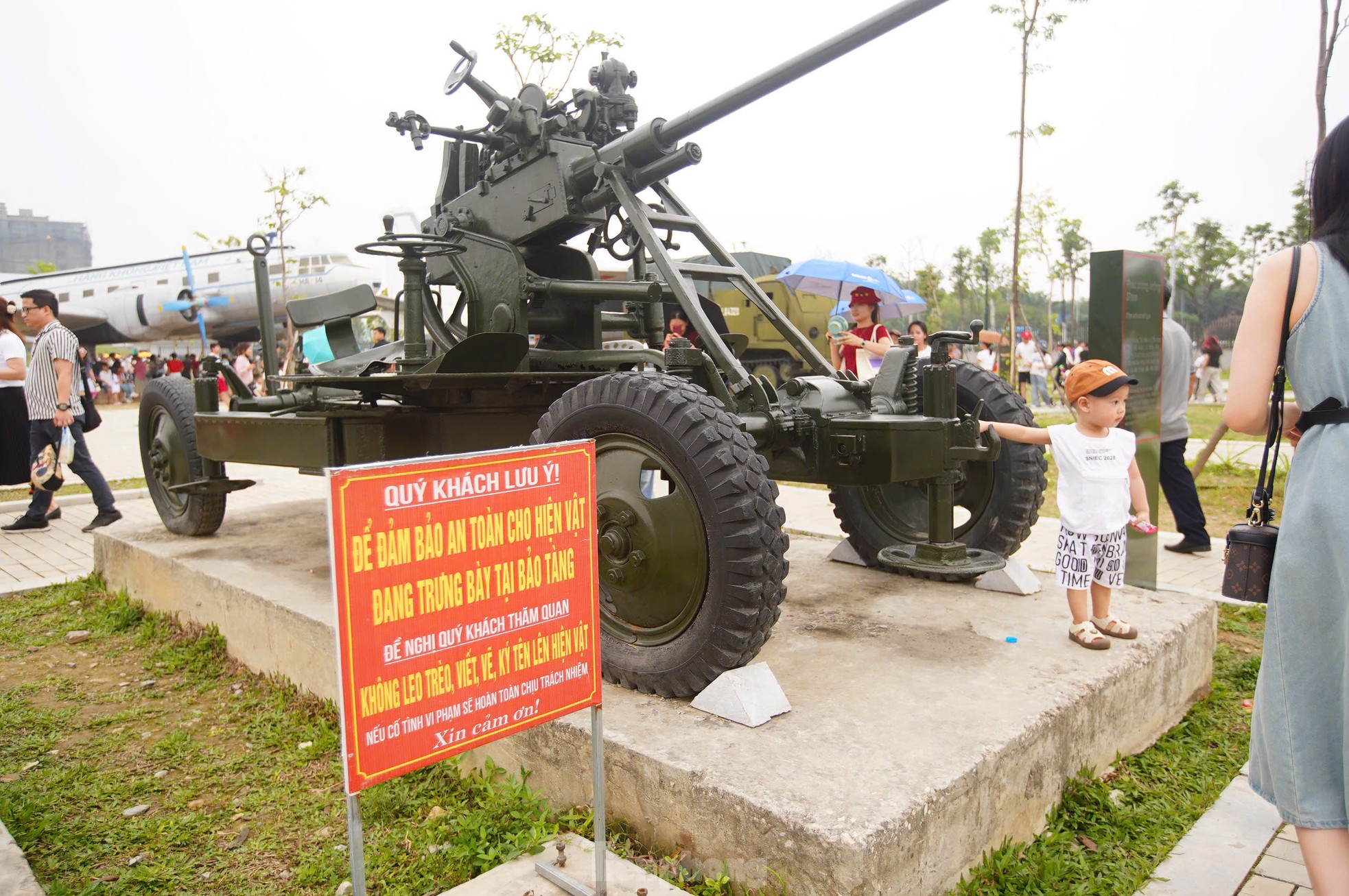 Hàng nghìn người đổ về Bảo tàng Lịch sử Quân sự Việt Nam trong ngày đại lễ 30/4- Ảnh 24. Hàng nghìn người đổ về Bảo tàng Lịch sử Quân sự Việt Nam trong ngày đại lễ 30/4- Ảnh 24.