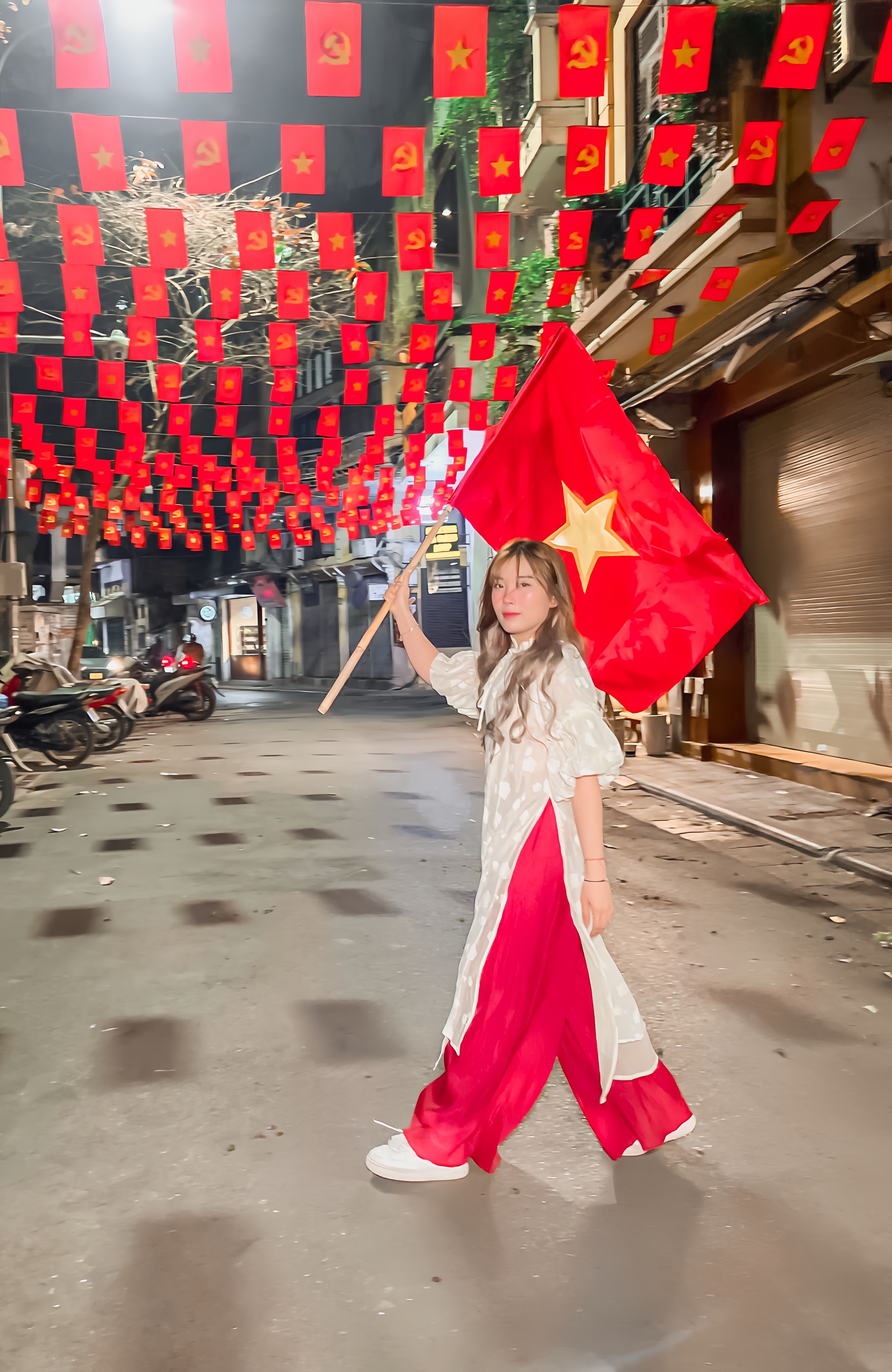 Con phố "hot nhất Hà Nội" đang hút giới trẻ rần rần kéo đến chụp ảnh: "Sống ảo" nhưng đừng quên điều này!- Ảnh 3.