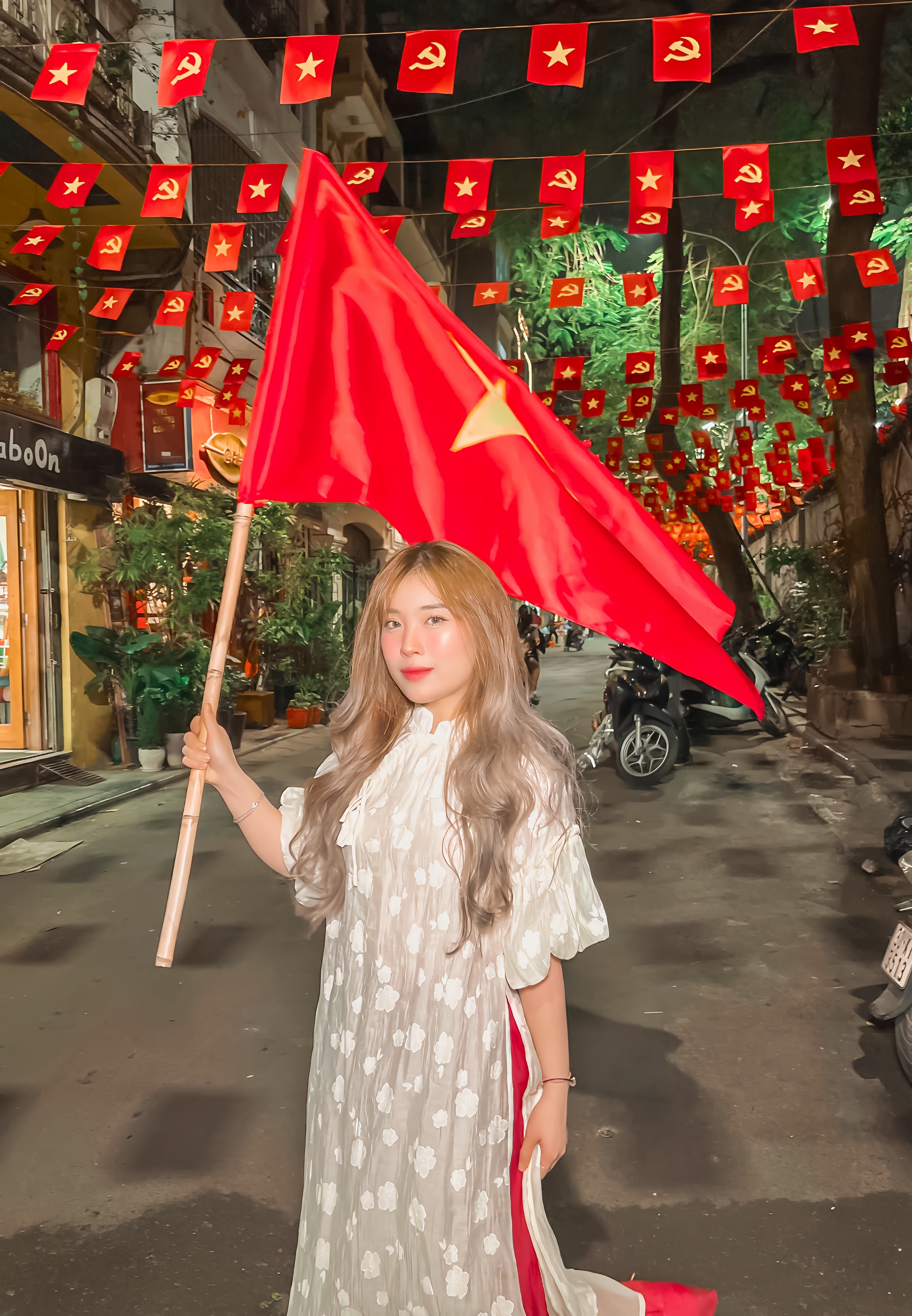 Con phố "hot nhất Hà Nội" đang hút giới trẻ rần rần kéo đến chụp ảnh: "Sống ảo" nhưng đừng quên điều này!- Ảnh 4.