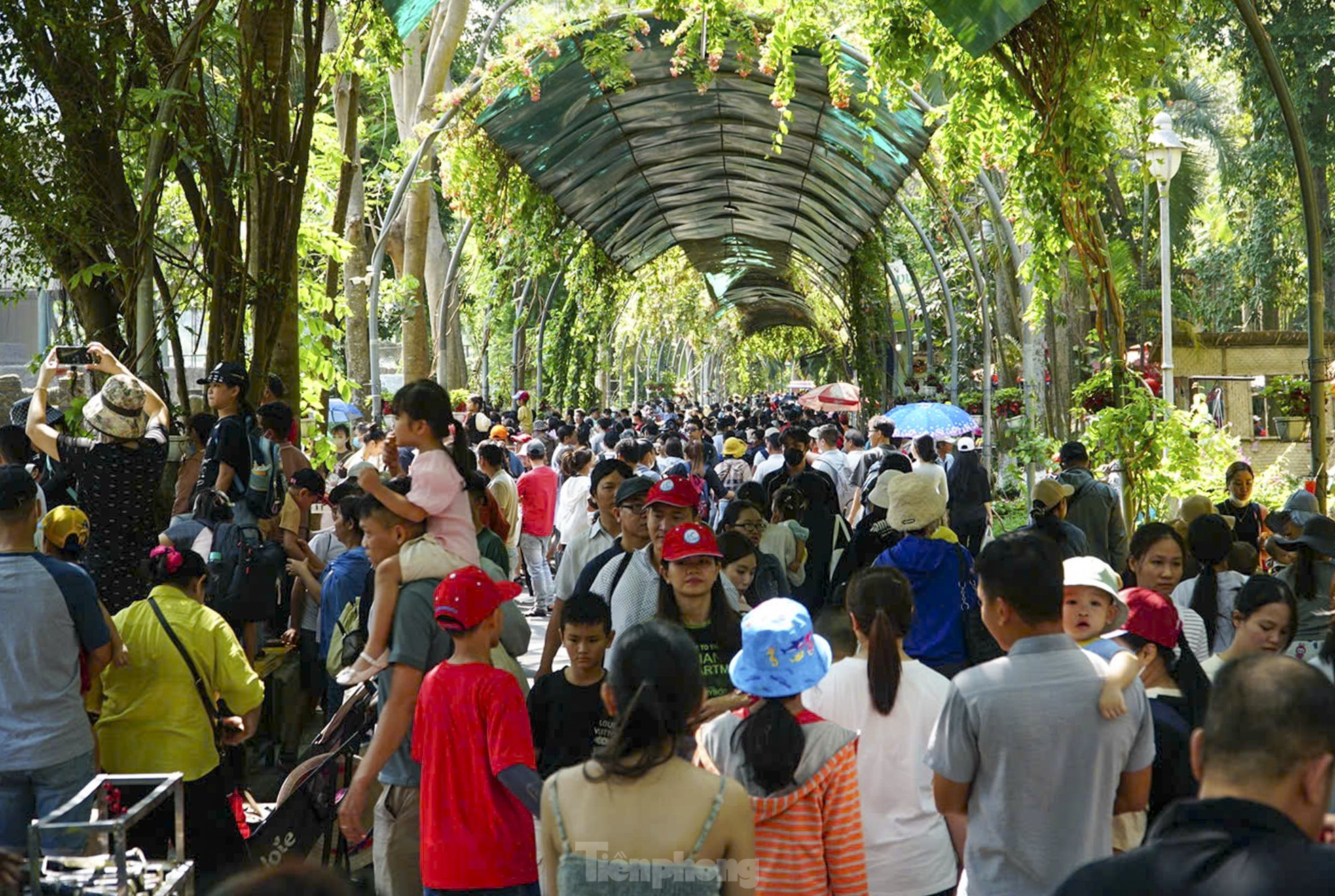 Biển người đội nắng đổ về Thảo Cầm Viên- Ảnh 13.