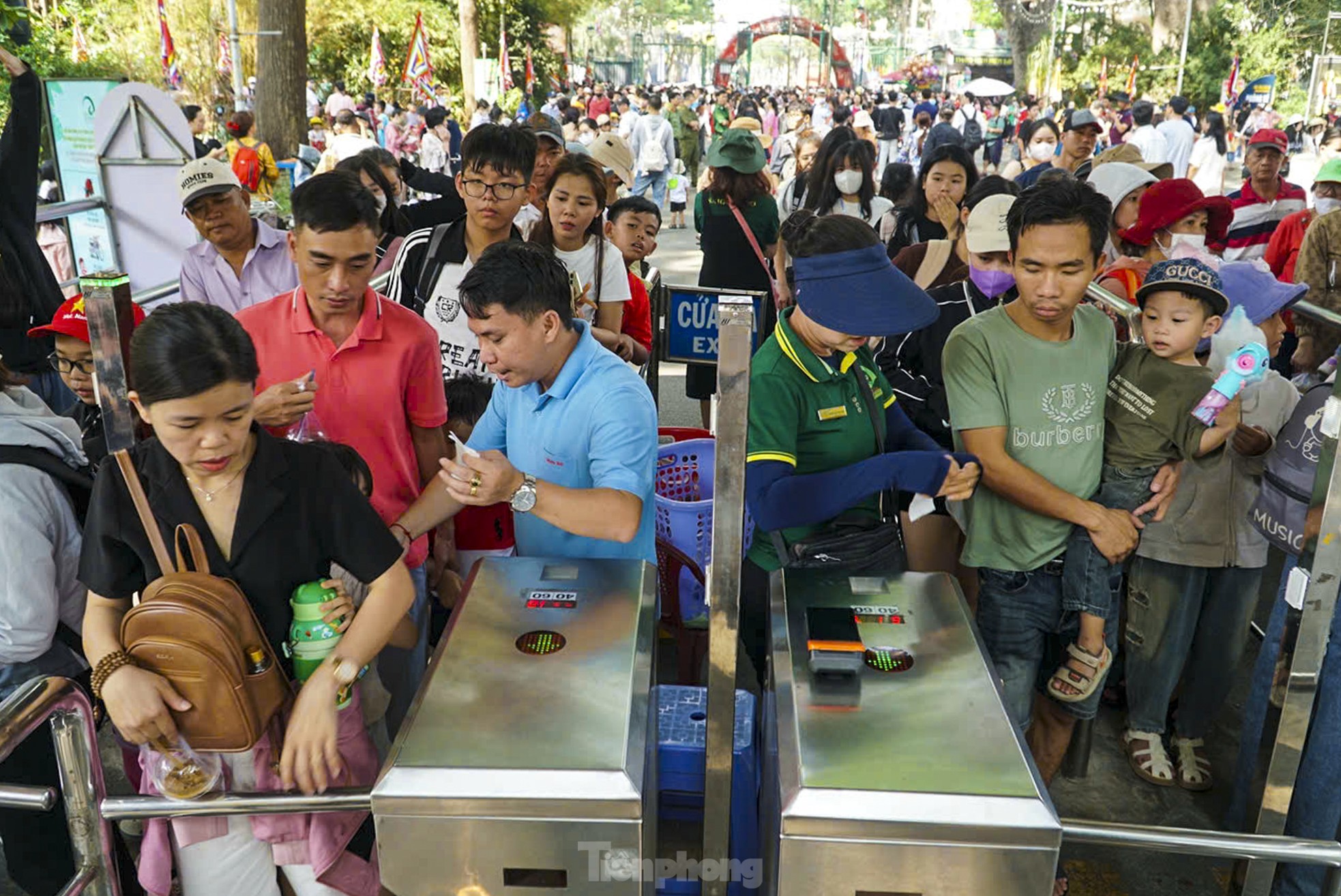 Biển người đội nắng đổ về Thảo Cầm Viên- Ảnh 4.