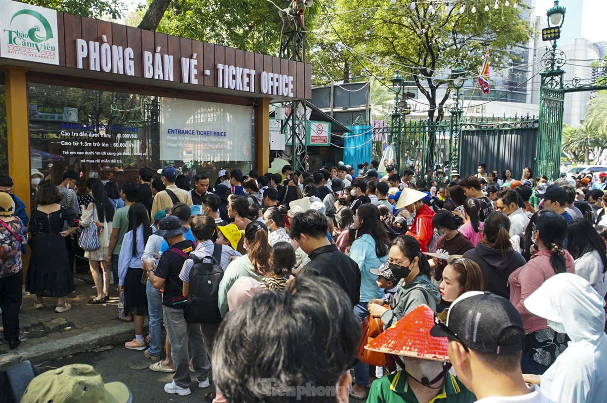 Biển người đội nắng đổ về Thảo Cầm Viên- Ảnh 2.