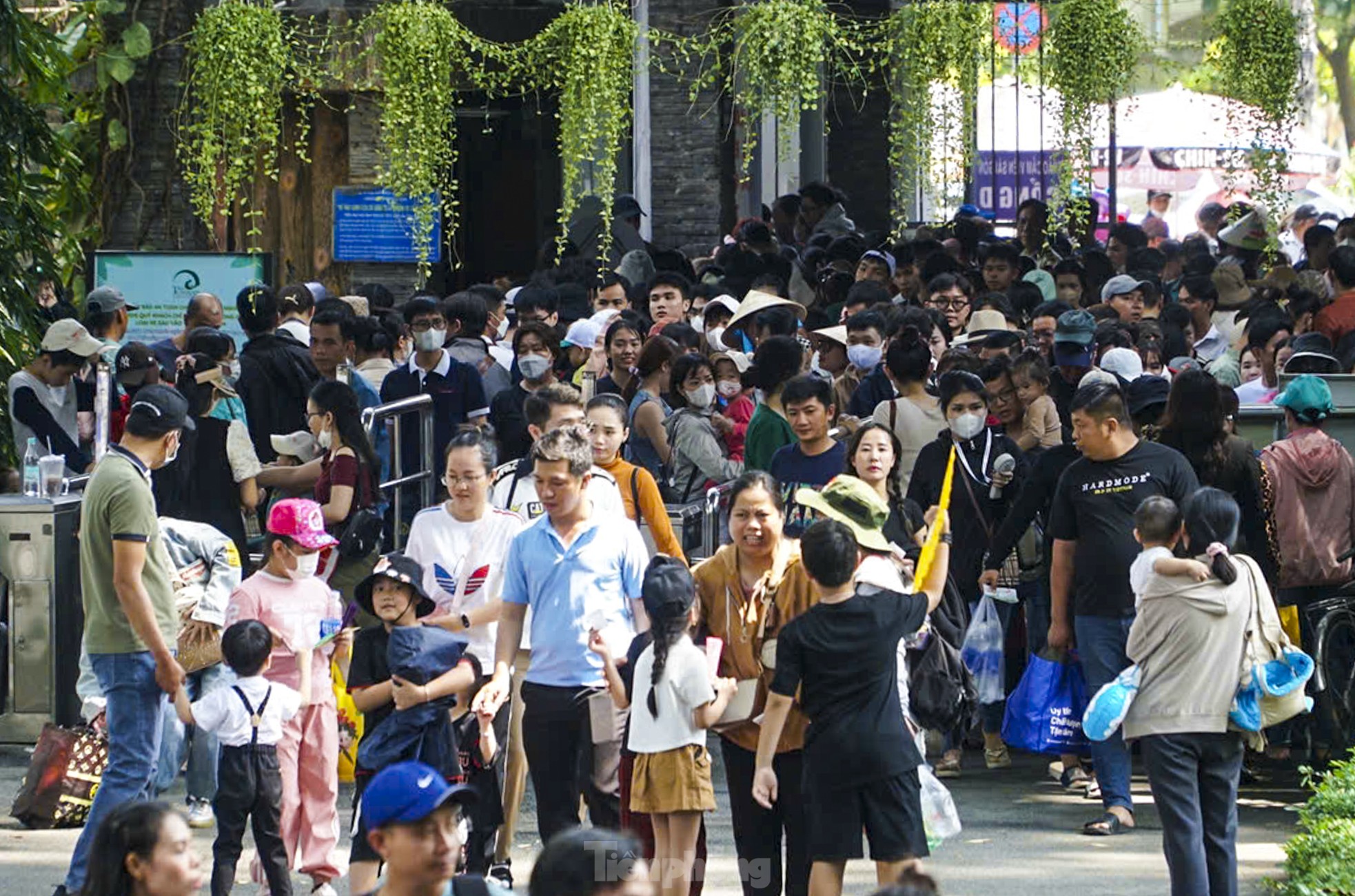 Biển người đội nắng đổ về Thảo Cầm Viên- Ảnh 12.