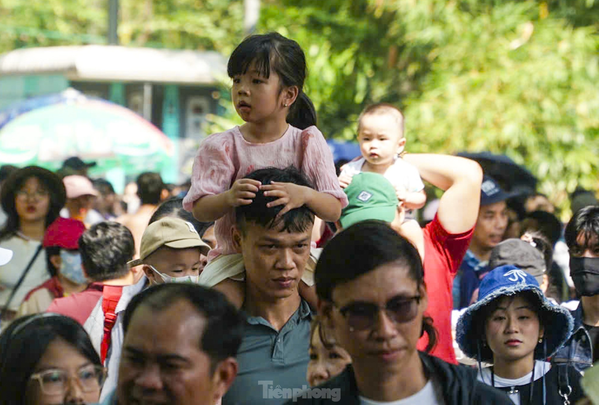 Biển người đội nắng đổ về Thảo Cầm Viên- Ảnh 5.
