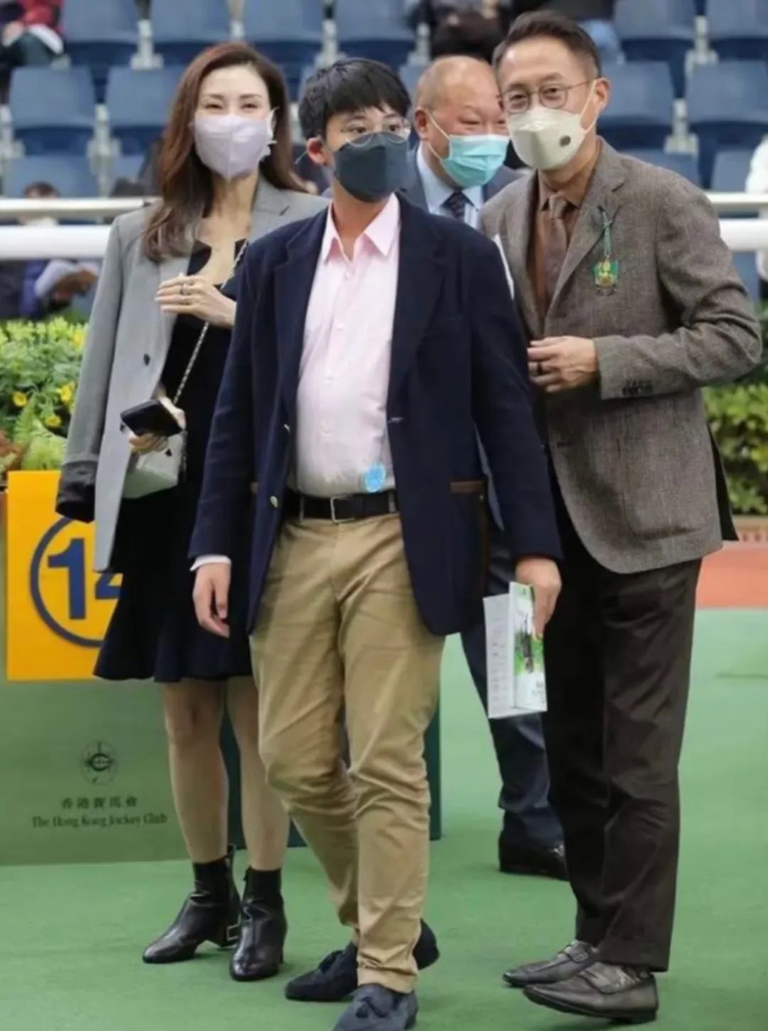 Nàng hậu làm dâu hào môn khoe ảnh gia đình ba người nắm tay: Cậu con trai 14 tuổi cao 1m85 gây sốt MXH- Ảnh 2.