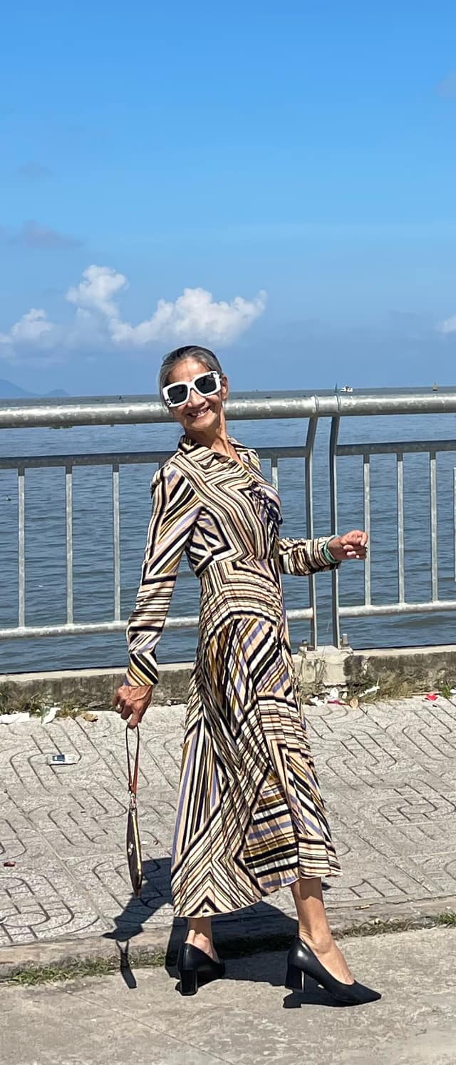 Bà nội U70 đẹp như Hoa hậu, nhìn loạt ảnh diện áo dài eo ót mới bất ngờ- Ảnh 9.