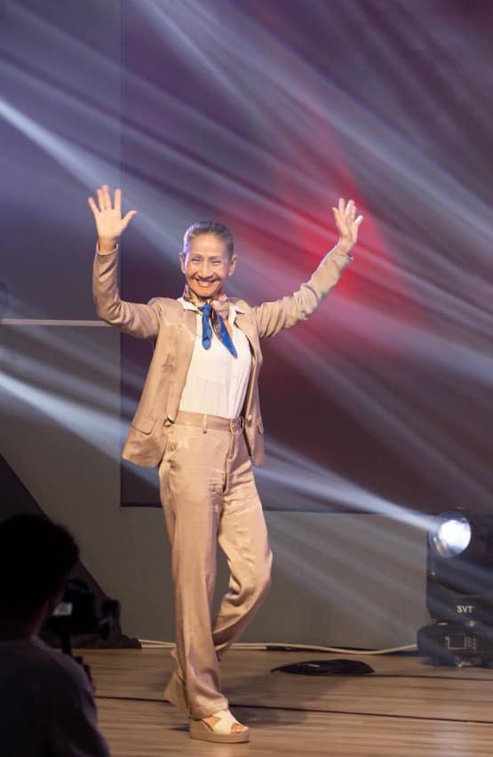 Bà nội U70 đẹp như Hoa hậu, nhìn loạt ảnh diện áo dài eo ót mới bất ngờ- Ảnh 13.