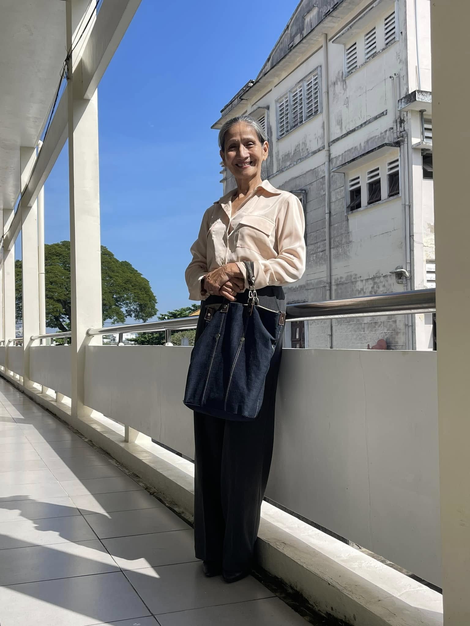 Bà nội U70 đẹp như Hoa hậu, nhìn loạt ảnh diện áo dài eo ót mới bất ngờ- Ảnh 6.