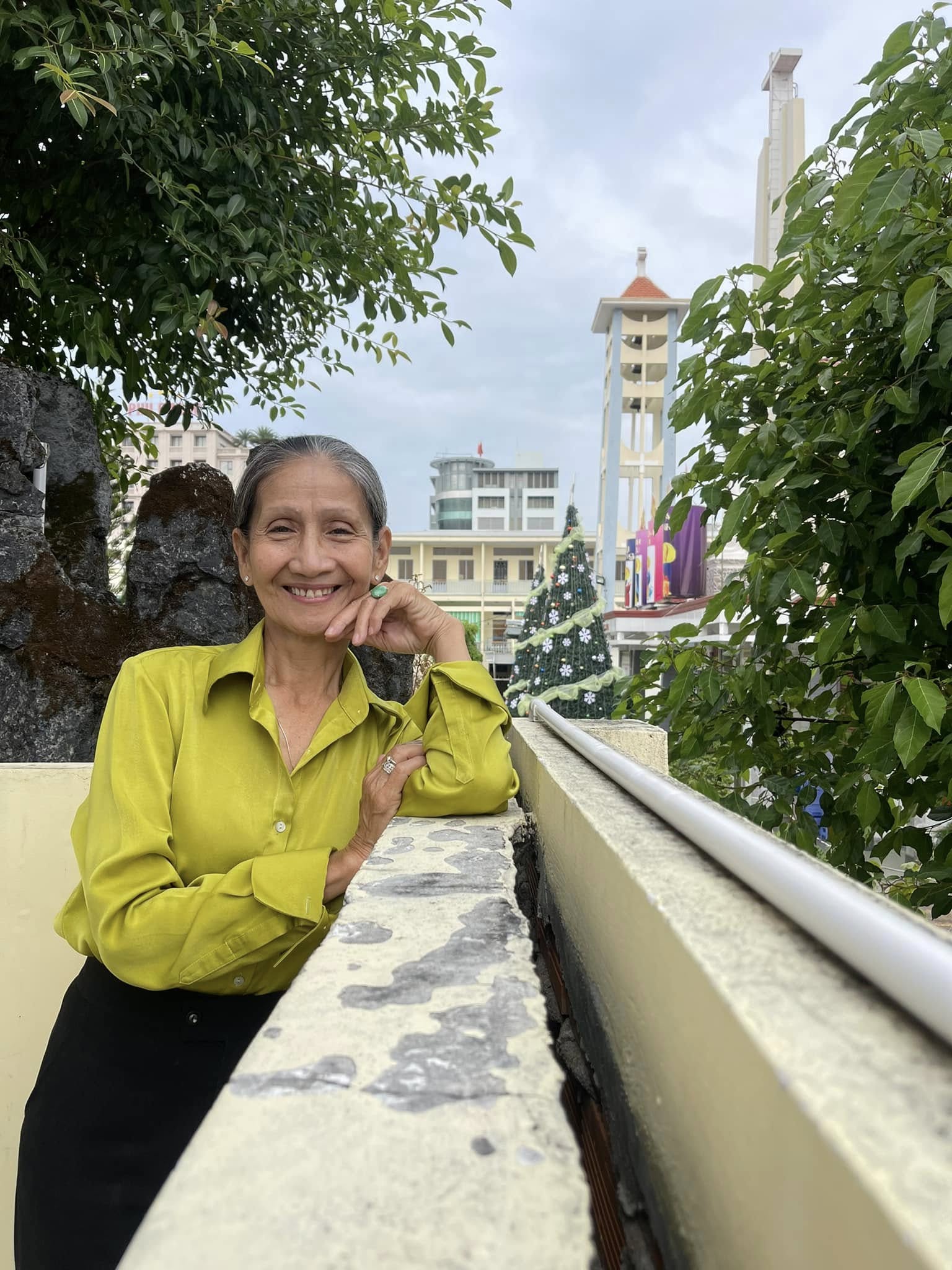 Bà nội U70 đẹp như Hoa hậu, nhìn loạt ảnh diện áo dài eo ót mới bất ngờ- Ảnh 5.