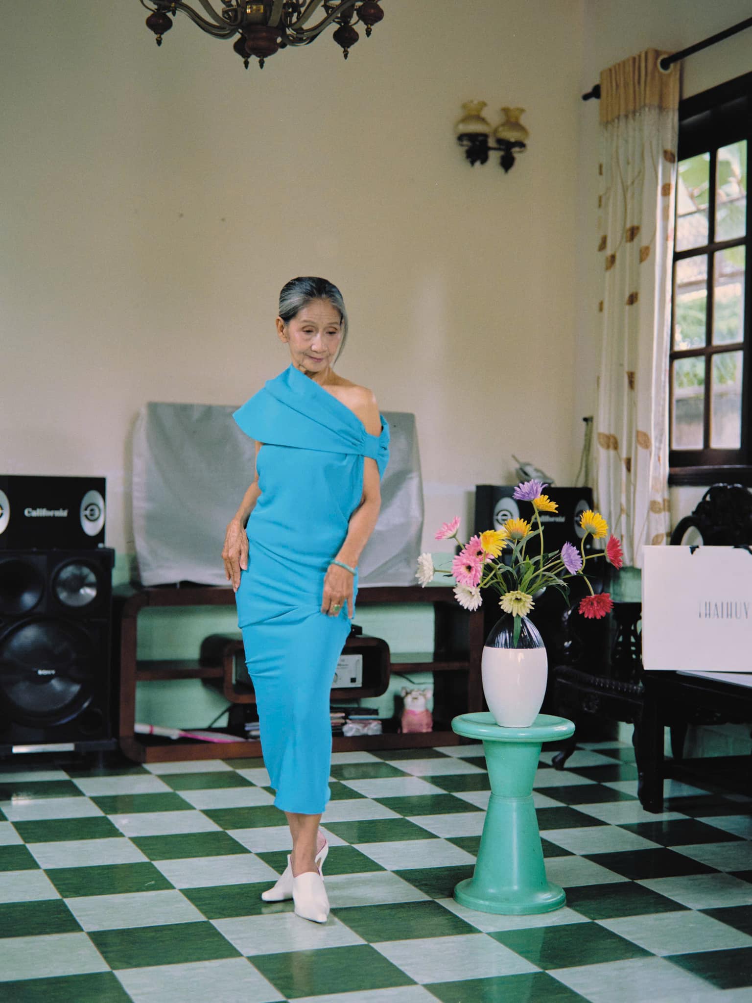 Bà nội U70 đẹp như Hoa hậu, nhìn loạt ảnh diện áo dài eo ót mới bất ngờ- Ảnh 3.