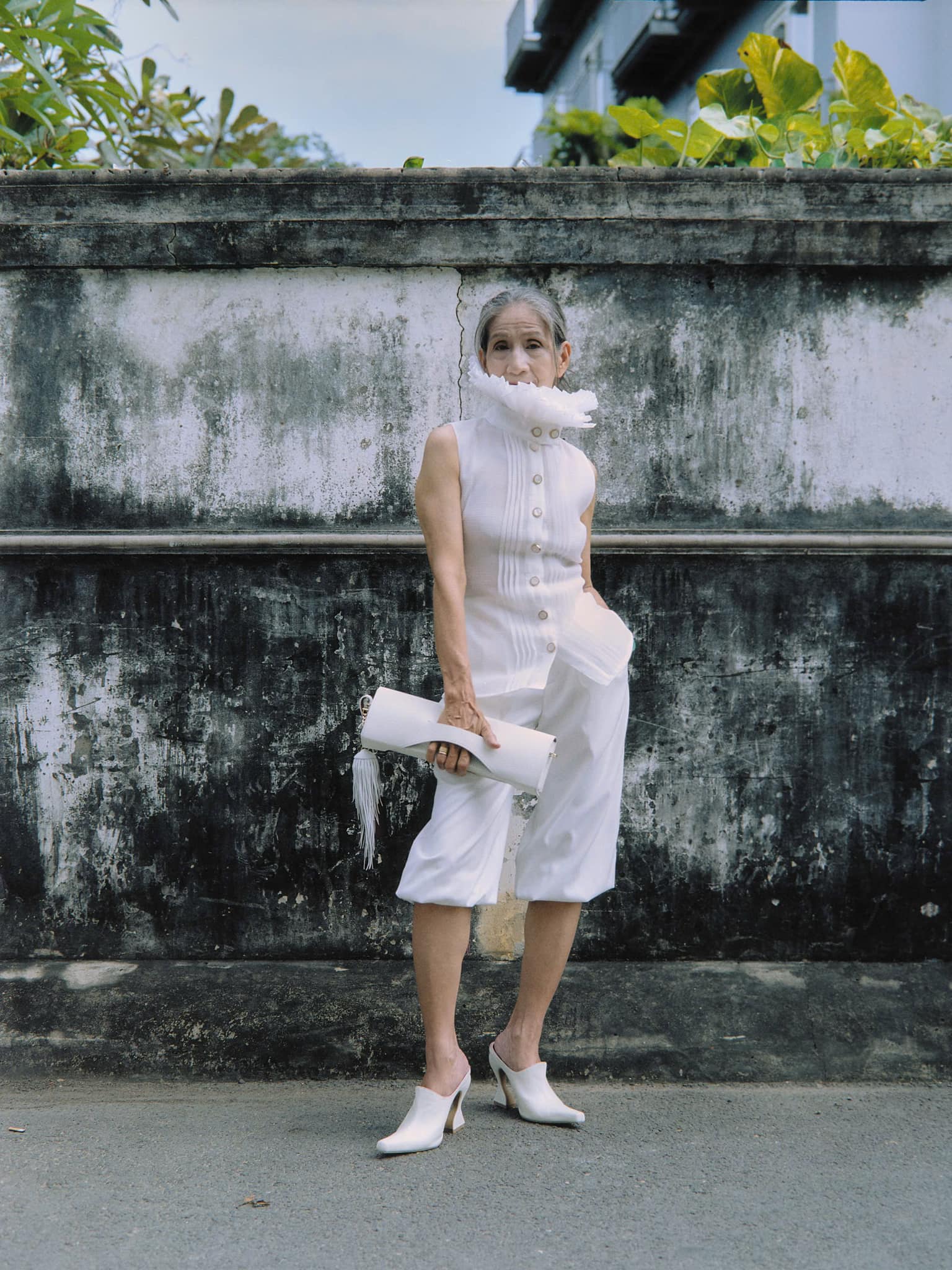 Bà nội U70 đẹp như Hoa hậu, nhìn loạt ảnh diện áo dài eo ót mới bất ngờ- Ảnh 1.