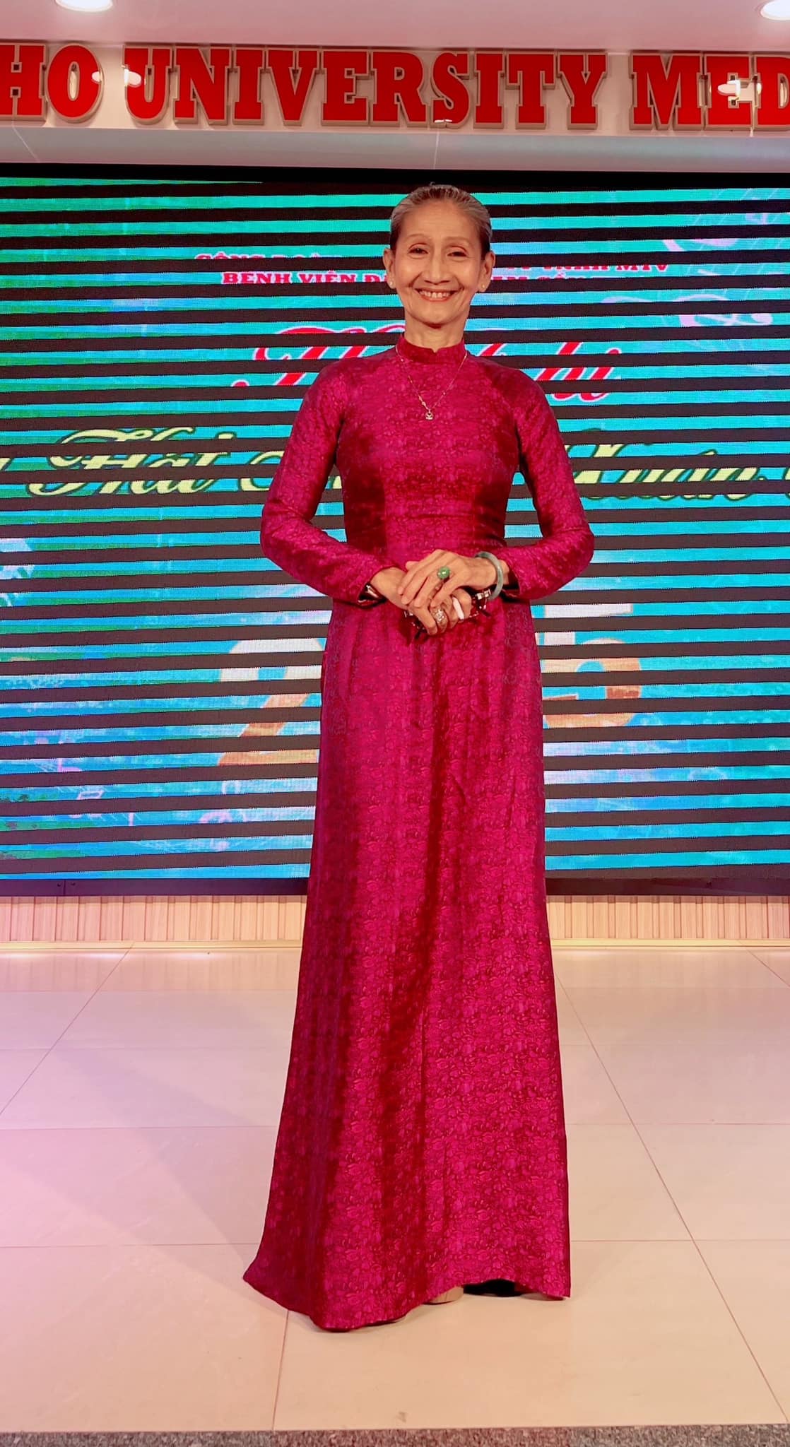 Bà nội U70 đẹp như Hoa hậu, nhìn loạt ảnh diện áo dài eo ót mới bất ngờ- Ảnh 14.