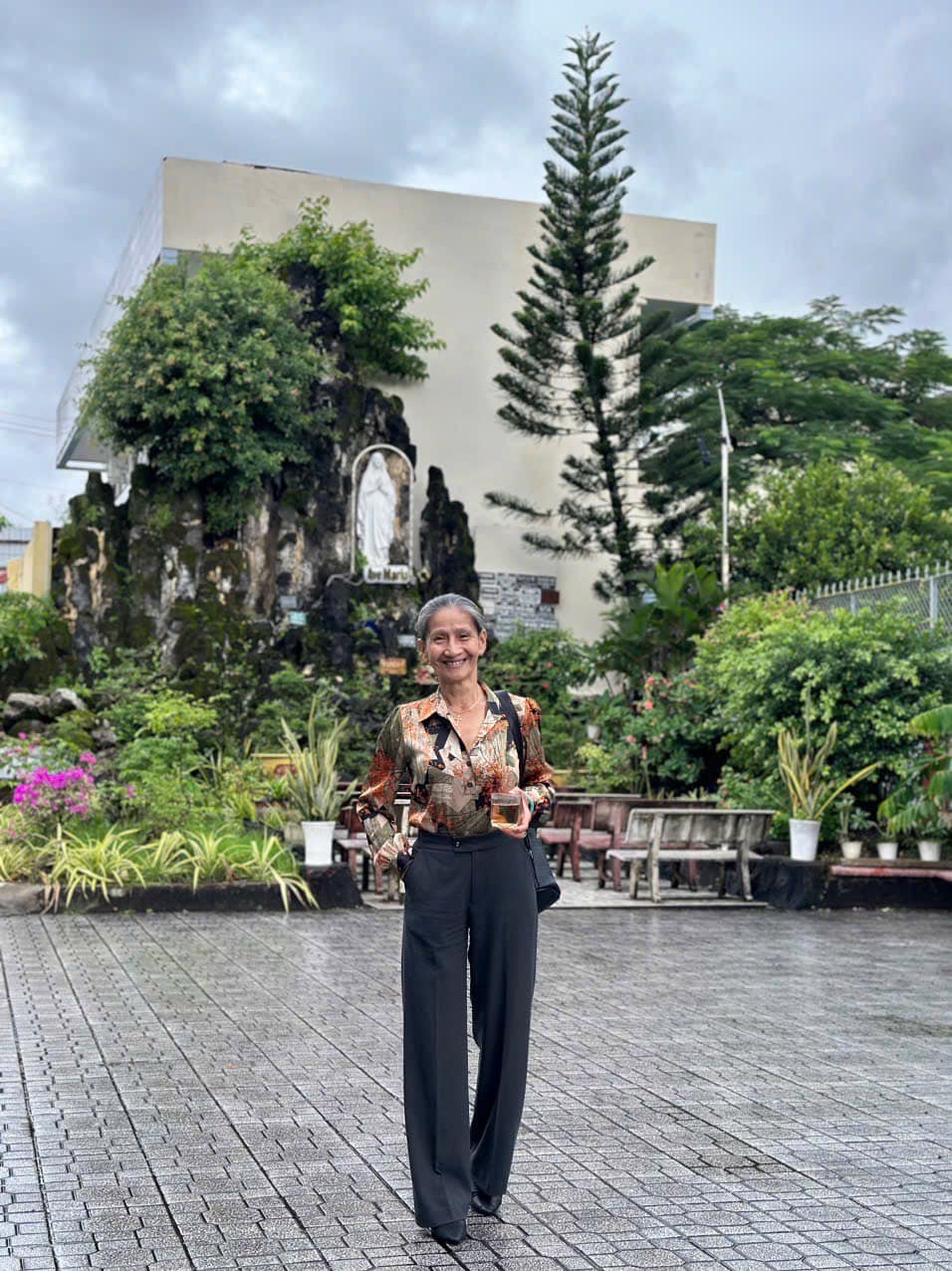 Bà nội U70 đẹp như Hoa hậu, nhìn loạt ảnh diện áo dài eo ót mới bất ngờ- Ảnh 4.