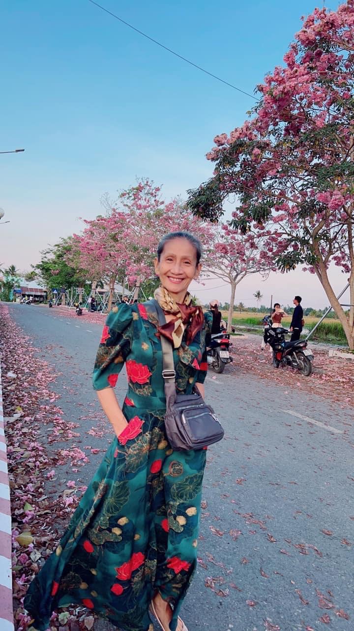 Bà nội U70 đẹp như Hoa hậu, nhìn loạt ảnh diện áo dài eo ót mới bất ngờ- Ảnh 11.