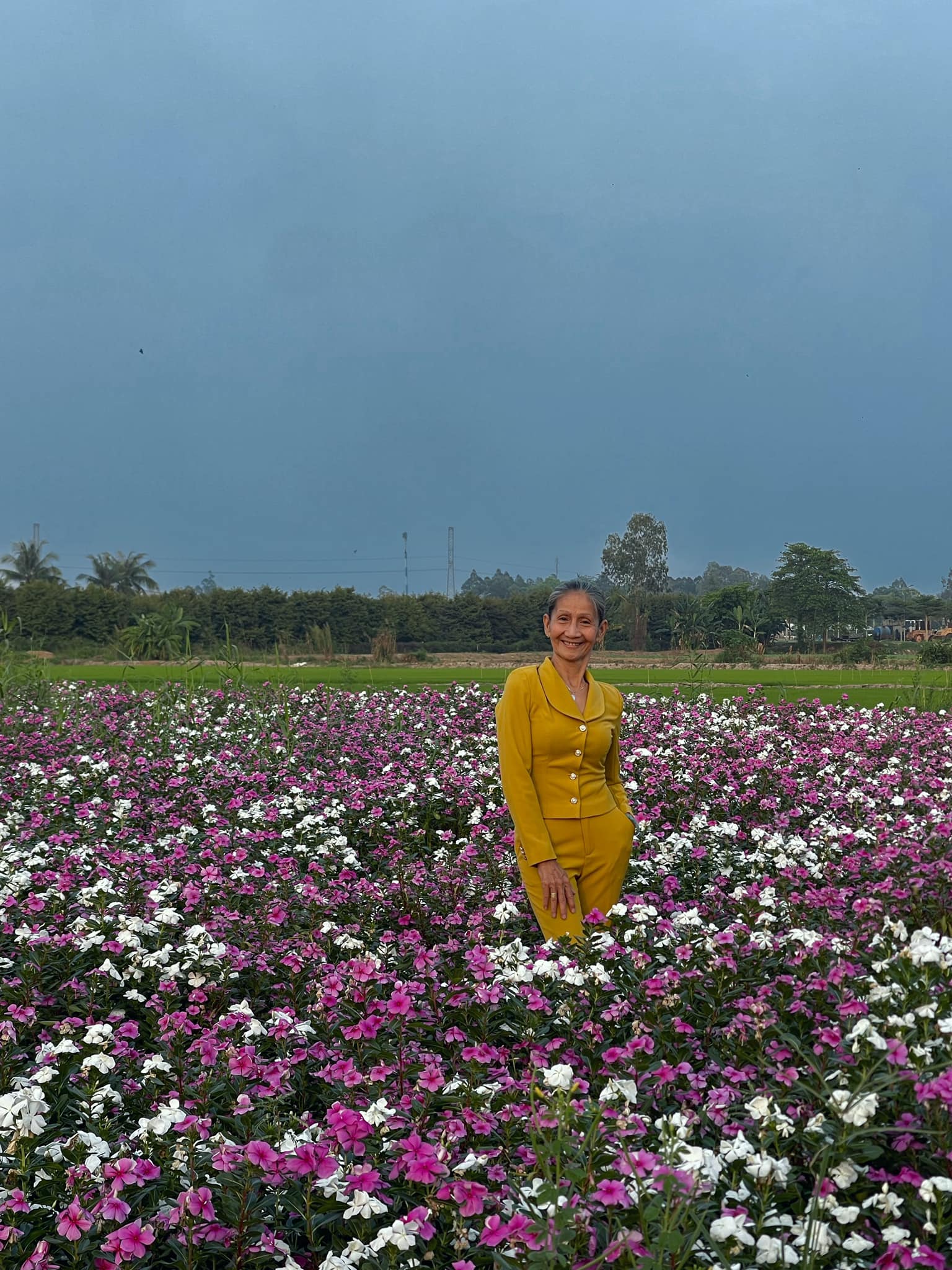 Bà nội U70 đẹp như Hoa hậu, nhìn loạt ảnh diện áo dài eo ót mới bất ngờ- Ảnh 12.