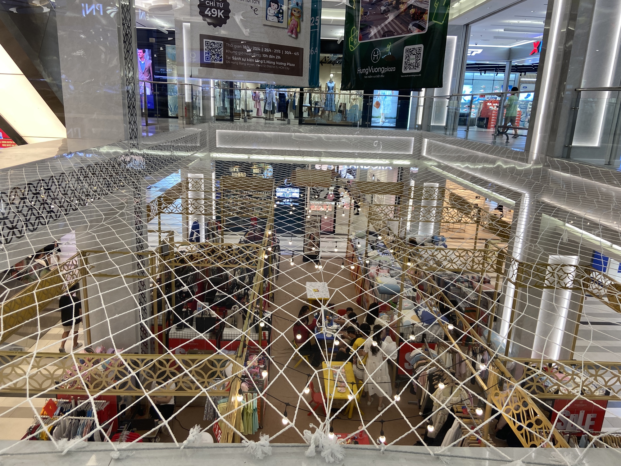 Một TTTM chung chủ với Vạn Hạnh Mall cũng bất ngờ lắp đặt tấm lưới bảo vệ, thu hút sự chú ý của đông đảo dân tình- Ảnh 1. Một TTTM chung chủ với Vạn Hạnh Mall cũng bất ngờ lắp đặt tấm lưới bảo vệ, thu hút sự chú ý của đông đảo dân tình- Ảnh 1.
