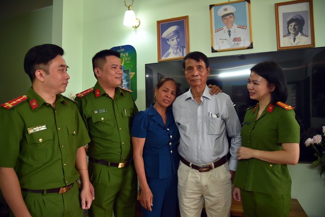 Người cha tìm thấy con gái thất lạc 57 năm vào đúng ngày ‘Bắc - Nam sum họp một nhà’ nhờ dữ liệu dân cư- Ảnh 3. Người cha tìm thấy con gái thất lạc 57 năm vào đúng ngày ‘Bắc - Nam sum họp một nhà’ nhờ dữ liệu dân cư- Ảnh 3.