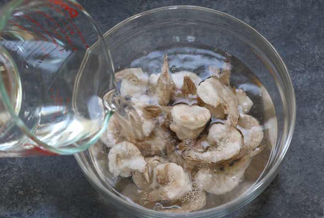 Bạn có thường rã đông tôm kiểu này không? Bác sĩ thở dài: Chẳng trách ăn không ngon còn mất bao dinh dưỡng!- Ảnh 2. Bạn có thường rã đông tôm kiểu này không? Bác sĩ thở dài: Chẳng trách ăn không ngon còn mất bao dinh dưỡng!- Ảnh 2.