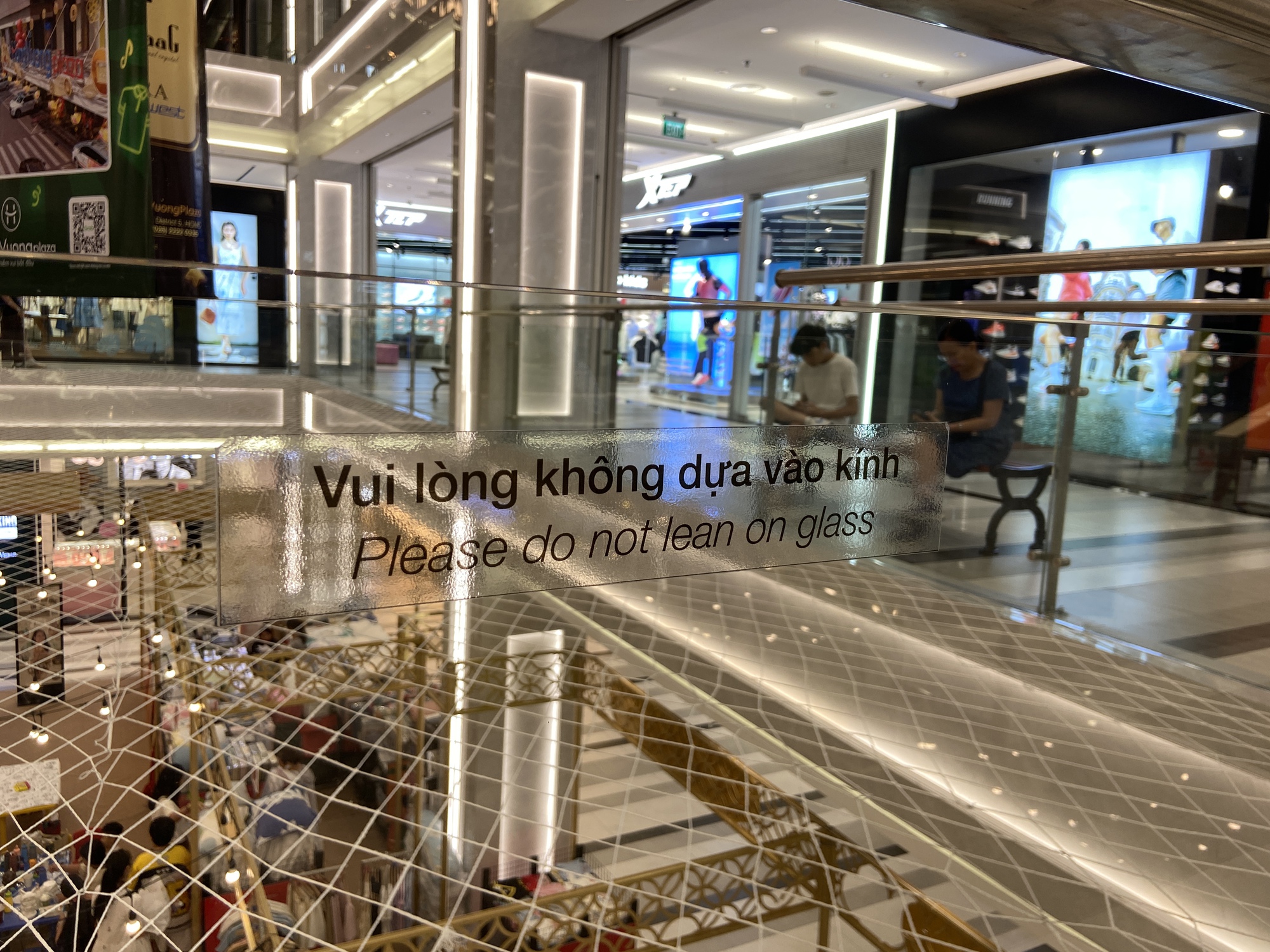 Một TTTM chung chủ với Vạn Hạnh Mall cũng bất ngờ lắp đặt tấm lưới bảo vệ, thu hút sự chú ý của đông đảo dân tình- Ảnh 5. Một TTTM chung chủ với Vạn Hạnh Mall cũng bất ngờ lắp đặt tấm lưới bảo vệ, thu hút sự chú ý của đông đảo dân tình- Ảnh 5.