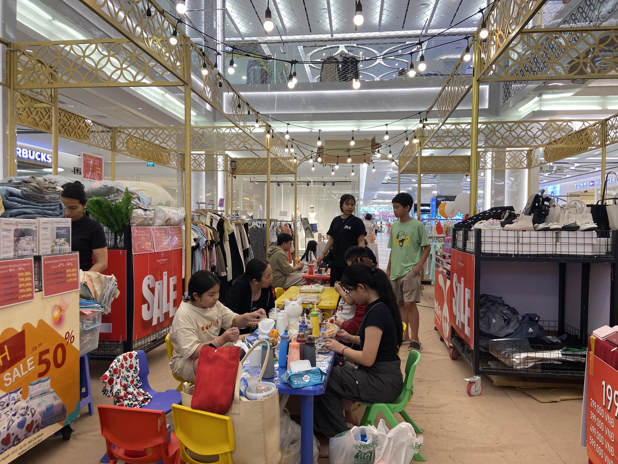 Một TTTM chung chủ với Vạn Hạnh Mall cũng bất ngờ lắp đặt tấm lưới bảo vệ, thu hút sự chú ý của đông đảo dân tình- Ảnh 6. Một TTTM chung chủ với Vạn Hạnh Mall cũng bất ngờ lắp đặt tấm lưới bảo vệ, thu hút sự chú ý của đông đảo dân tình- Ảnh 6.
