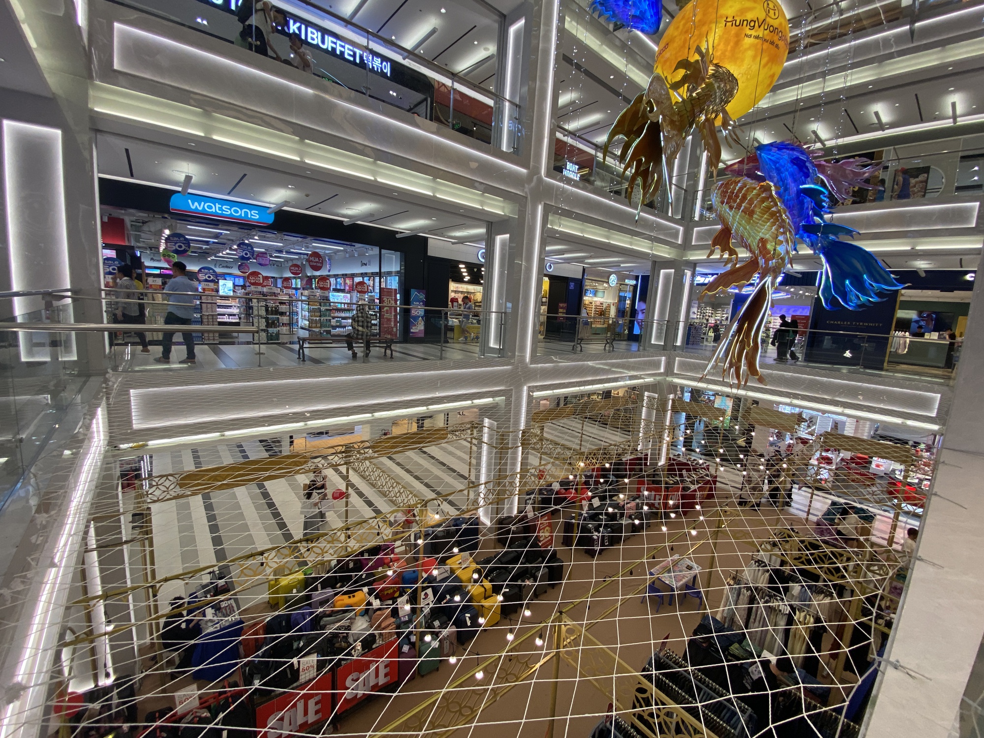Một TTTM chung chủ với Vạn Hạnh Mall cũng bất ngờ lắp đặt tấm lưới bảo vệ, thu hút sự chú ý của đông đảo dân tình- Ảnh 8. Một TTTM chung chủ với Vạn Hạnh Mall cũng bất ngờ lắp đặt tấm lưới bảo vệ, thu hút sự chú ý của đông đảo dân tình- Ảnh 8.