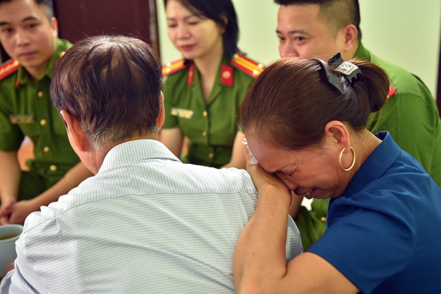 Người cha tìm thấy con gái thất lạc 57 năm vào đúng ngày ‘Bắc - Nam sum họp một nhà’ nhờ dữ liệu dân cư- Ảnh 2. Người cha tìm thấy con gái thất lạc 57 năm vào đúng ngày ‘Bắc - Nam sum họp một nhà’ nhờ dữ liệu dân cư- Ảnh 2.