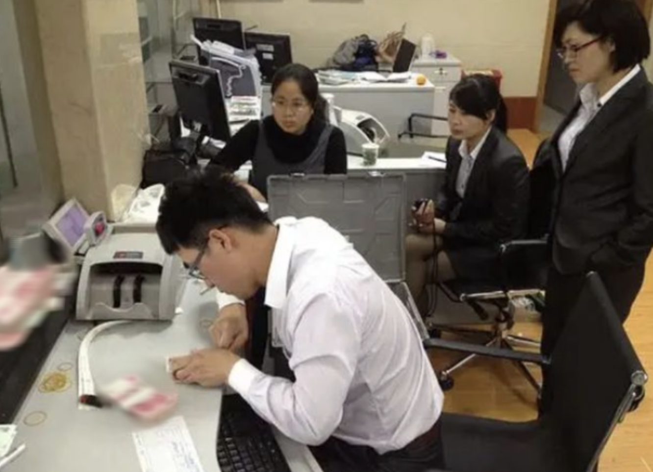 Mẹ qua đời để lại tài sản 21 tỷ, người đàn ông đến ngân hàng rút tiền, nhân viên khẳng định: Anh không có quyền nhận tiền- Ảnh 2. Mẹ qua đời để lại tài sản 21 tỷ, người đàn ông đến ngân hàng rút tiền, nhân viên khẳng định: Anh không có quyền nhận tiền- Ảnh 2.
