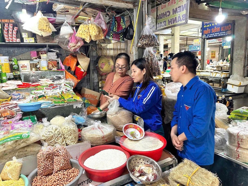 Bình dân học vụ số: Triển khai mạng lưới “Đại sứ số”, phong trào “Gia đình số”, mô hình “Chợ số - Nông thôn số”- Ảnh 1. Bình dân học vụ số: Triển khai mạng lưới “Đại sứ số”, phong trào “Gia đình số”, mô hình “Chợ số - Nông thôn số”- Ảnh 1.