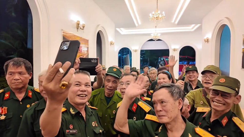 Đoàn khách đặc biệt tới thăm khu du lịch Đại Nam, bất ngờ nhận được cuộc gọi của ông Huỳnh Uy Dũng- Ảnh 2. Đoàn khách đặc biệt tới thăm khu du lịch Đại Nam, bất ngờ nhận được cuộc gọi của ông Huỳnh Uy Dũng- Ảnh 2.