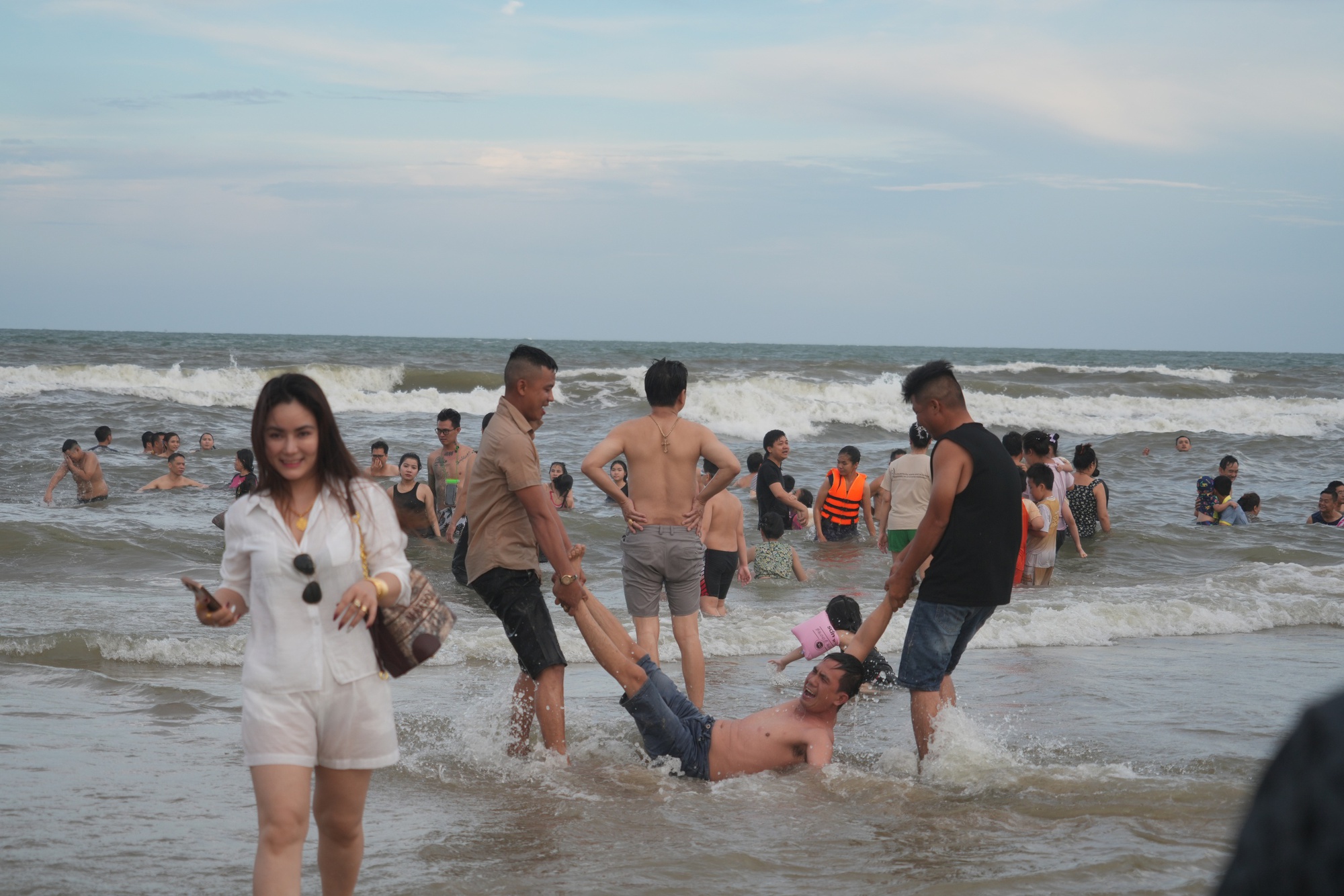 Bãi biển Vũng Tàu đông chưa từng có, khách vẫn đang đổ về nườm nượp- Ảnh 3.
