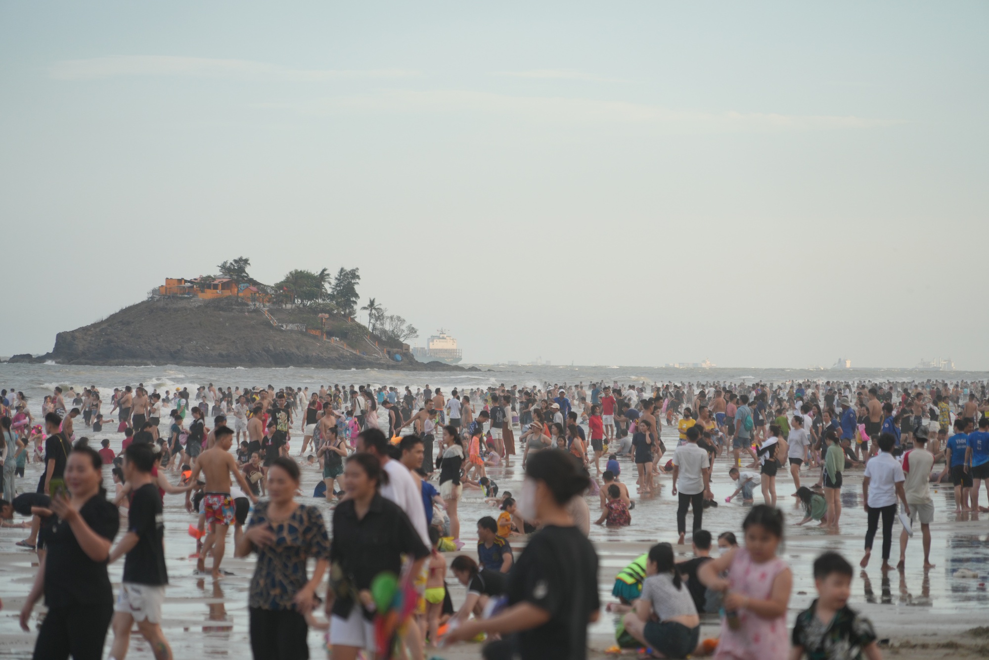Bãi biển Vũng Tàu đông chưa từng có, khách vẫn đang đổ về nườm nượp- Ảnh 4.