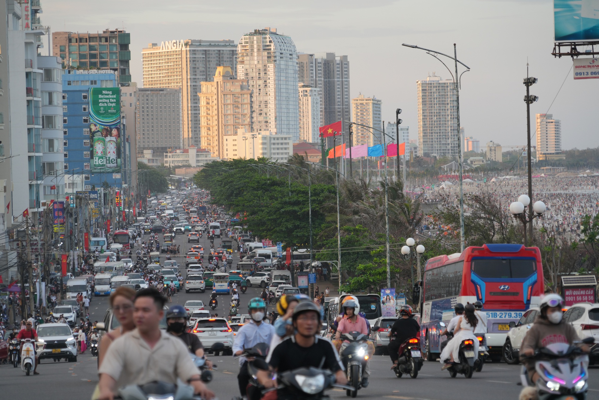 Bãi biển Vũng Tàu đông chưa từng có, khách vẫn đang đổ về nườm nượp- Ảnh 2.