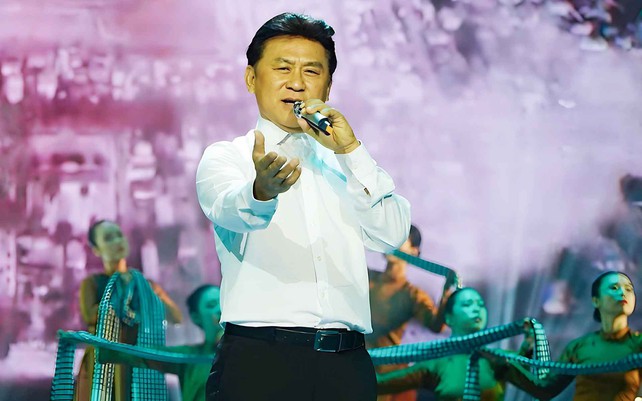 Nam nghệ sĩ là biểu tượng của nhạc Việt, nửa cuộc đời “truyền lửa” cho thế hệ trẻ, cất giọng mở màn tại đại lễ 30/4 khiến ai nấy nổi da gà!- Ảnh 3. Nam nghệ sĩ là biểu tượng của nhạc Việt, nửa cuộc đời “truyền lửa” cho thế hệ trẻ, cất giọng mở màn tại đại lễ 30/4 khiến ai nấy nổi da gà!- Ảnh 3.