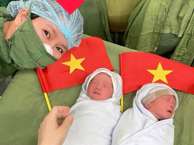 Cặp sinh đôi ở Nghệ An chào đời đúng ngày 30/4, bố mẹ đặt cho cái tên "nghe là biết sinh ngày nào"- Ảnh 1.