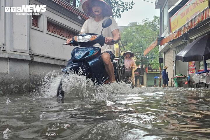 Nhiều tuyến đường ở Hà Nội ngập sâu sau trận mưa lớn sáng 1/5- Ảnh 2. Nhiều tuyến đường ở Hà Nội ngập sâu sau trận mưa lớn sáng 1/5- Ảnh 2.