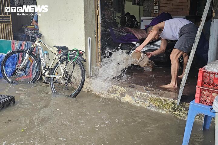 Nhiều tuyến đường ở Hà Nội ngập sâu sau trận mưa lớn sáng 1/5- Ảnh 4. Nhiều tuyến đường ở Hà Nội ngập sâu sau trận mưa lớn sáng 1/5- Ảnh 4.